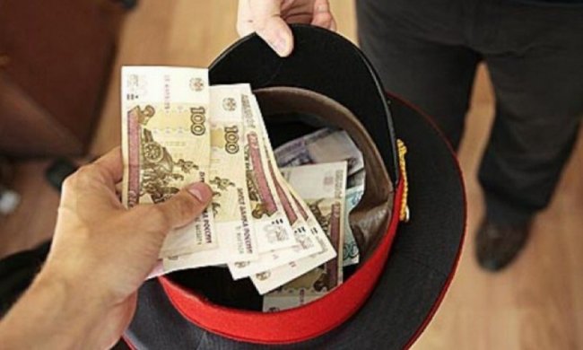 Милиционеры-взяточники выкинули $2 тыс. в окно машины 