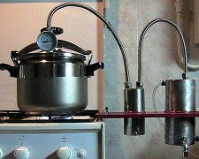 У Росії скуповують самогонні апарати та записуються на курси самогоноваріння