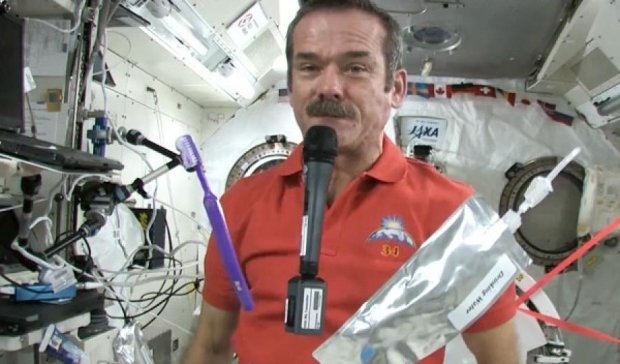 Астронавт показал, как чистить зубы в космосе (видео)