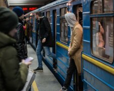 Голим, босим і простоволосим зась: у київську підземку впускатимуть не всіх бажаючих