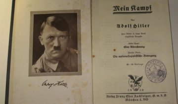 Книга Mein Kampf стала бестселером у Німеччині - ЗМІ
