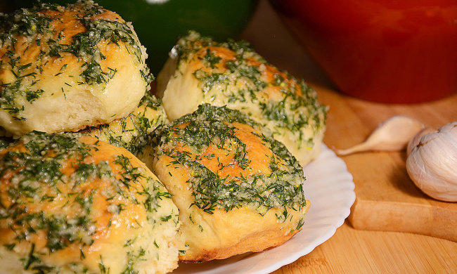 Готуємо пампушки з часником до борщу: покроковий рецепт