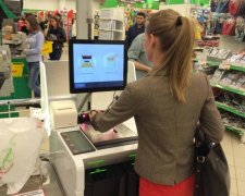 Охранник супермаркета "облегчил" карту забывчивой клиентки