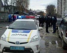 Шляхетні тітушки будують гаражі для інвалідів (фото)