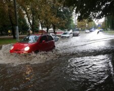 Львовяне, пересаживайтесь в лодки: аномальный ливень превратил город в Венецию