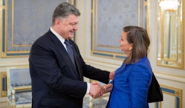  Порошенко обговорил с Нуланд децентрализацию и Донбасс