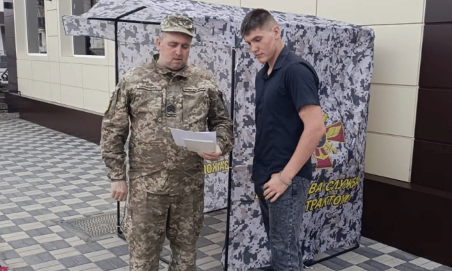 Працівник ТЦК розмовляє з чоловіком