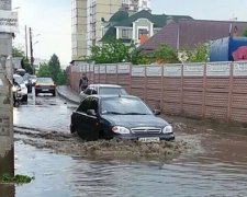 Фото дня: вулиця на столичних Біличах перетворилася в озеро