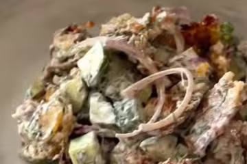 Теплый салат с картошкой, кадр из видео