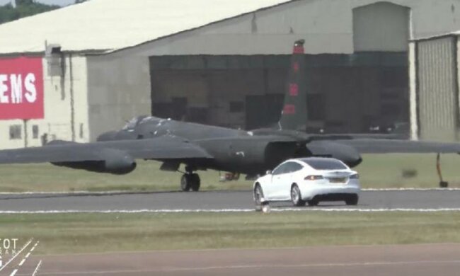 Видео, как Tesla преследует шпионский самолет стало хитом соцсетей
