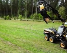 Фіни влаштували родео на комбайні (відео)