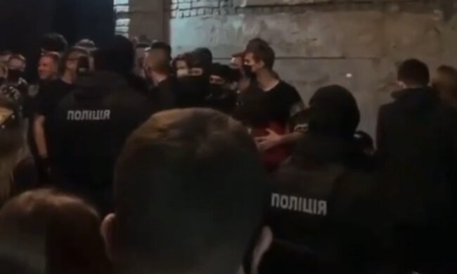 Выломали дверь и повалили всех на пол: тусовщикам ночного клуба доходчиво напомнили о карантине выходного дня