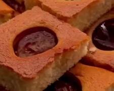 Манник со сливами, кадр из видео