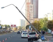 Стовп навис над дорогою в Києві (фото)