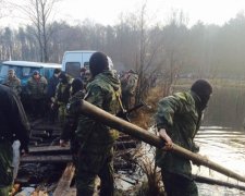 Закопаємо в болоті: рівненські копачі бурштину погрожують копам
