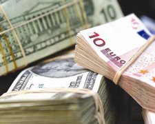 А у нас сьогодні транш: в Україні дешевшає долар