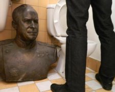 Декоммунизация, или как одесситы бюст советского полководца снесли