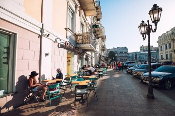 В центрі Одеси дерево впало на машину, рух паралізовано: господарський "талант" Труханова показали одним відео