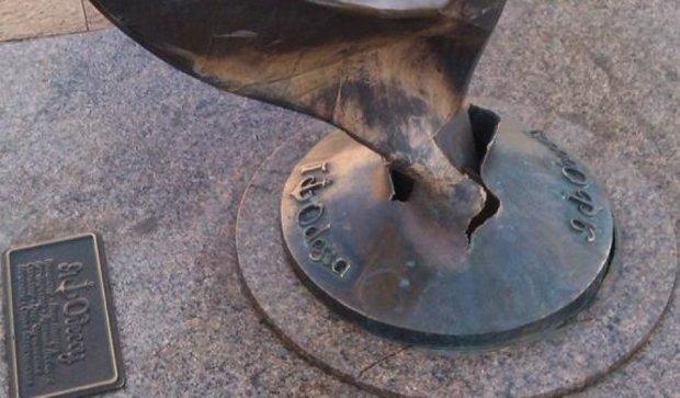 Шибайголова на «Porsche» зламав пам'ятник в Одесі (фото)