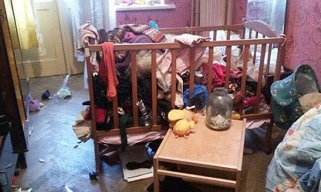 Дворічна дівчинка жила надголодь з матір'ю-алкоголічкою у Харкові(фото)