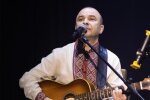 Віктор Павлік показав нащадка: вже співає свої пісні та тягнеться до струн