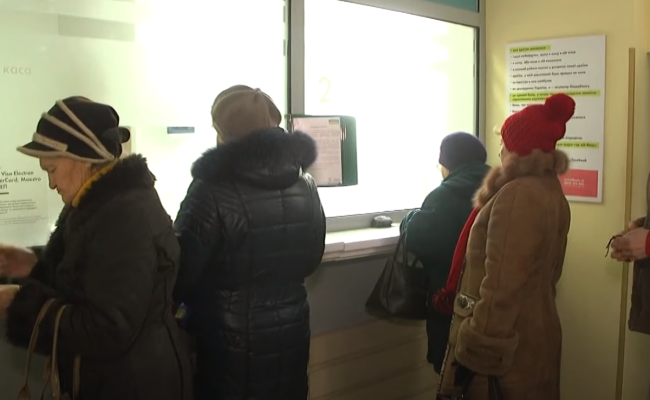 Пенсионеры в банке. Фото: скрин youtube