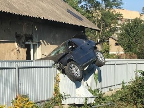В Черновцах коп "повесил" авто на забор – фееричное ДТП насмешило Украину