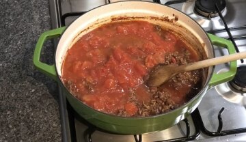 Грецька запіканка з м'ясом та соусом бешамель: фото скрін Ютуб