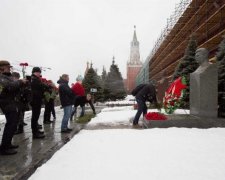 В Москве тысячи людей несут цветы Сталину