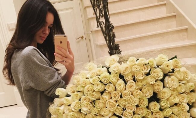 Дівчина з букетом троянд, фото pibig.info