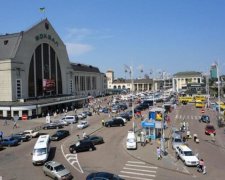 Сеть ужаснулась: чем кормят на столичном вокзале