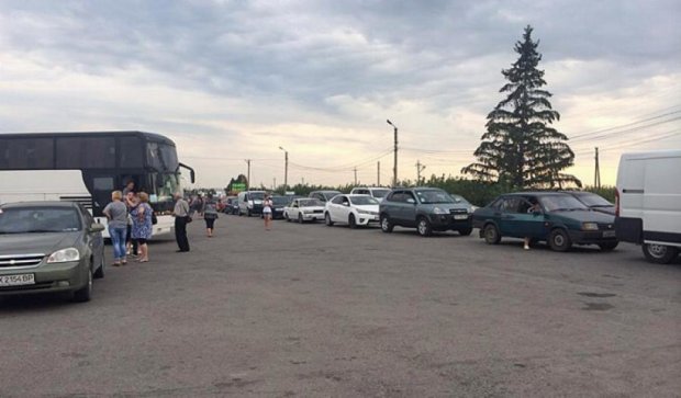 На границе с РФ образовалась огромная очередь автомобилей и автобусов (фото)