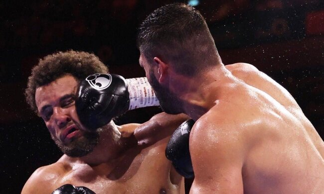 Філіп Хргович та Мозес Ітаума під час бою за титул IBF у Лондоні