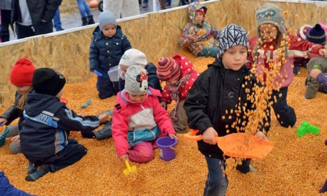 Львів'ян розважили гарбузовим боулінгом та лабіринтом із сіна (фото)