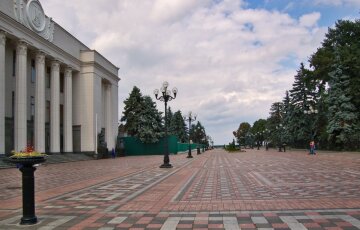 Площадь Конституции, здание Верховной Рады-фото Громадське