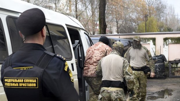 Путин бросил за решетку 15 украинских моряков