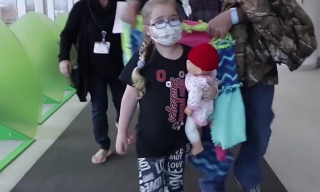 Дитина у масці, скріншот відео