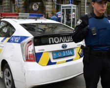 Обличчям в асфальт: копи скрутили багатодітного батька прямо на дитячому майданчику