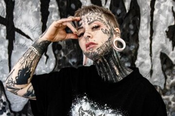 Женщина полностью покрылась татуировками после того, как в детстве ей отрезали ногу: "Если у меня когда-то..."