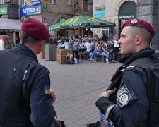 Побитые  польские фаны едят в "Макдональдсе" под охраной  нацгвардейцев