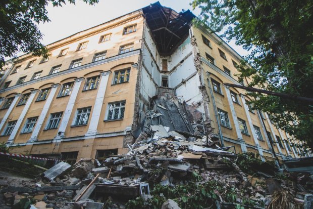 У Києві будівля коледжу за секунди перетворилася на руїни: деталі