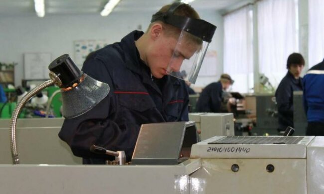 Почему преподавателю с 22-летним стажем не хотят платить положенные надбавки?