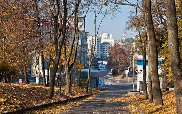 Осінь вирішила не затримуватися в Києві: яку погоду синоптики обіцяють 30 листопада