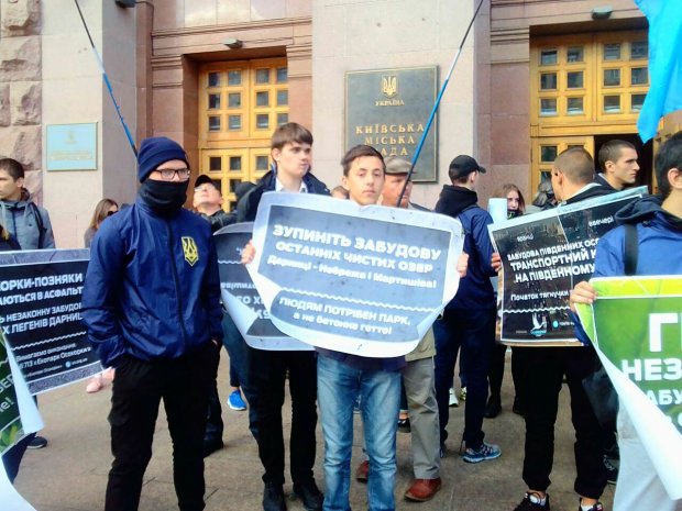 Поліція жорстко в'яже активістів у Київраді: відео затримання