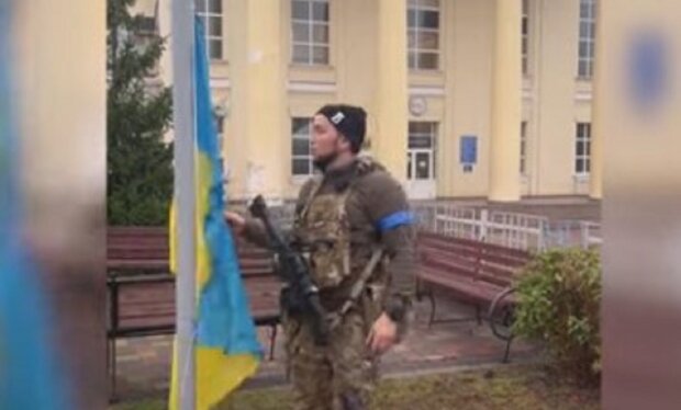 Український захисник на деокупованих територіях. Фото: скриншот з відео