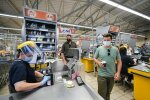 Купив кави й солодощів та сфотографувався з місцевими: Володимир Зеленський відвідав продуктовий магазин