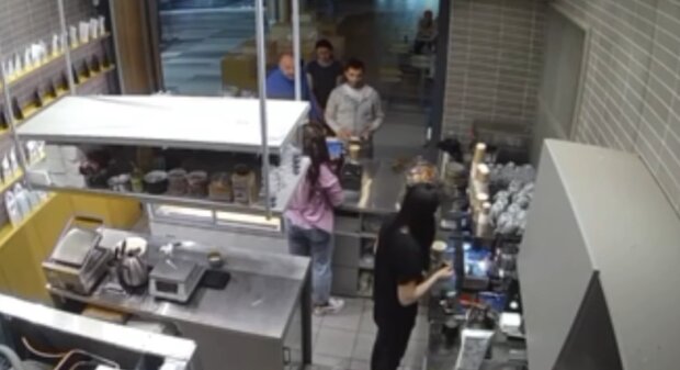 Мужчина швырнул девушке-баристе кофе в лицо, скриншот