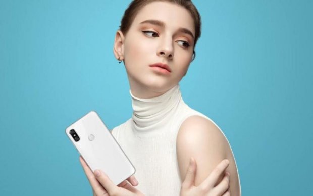 Дешево и сердито: Motorola представила бюджетного близнеца iPhone X 