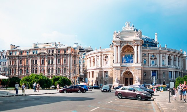 Казкове місто біля моря: нереальний захід сонця у Одесі потрапив на фото, в це неможливо повірити