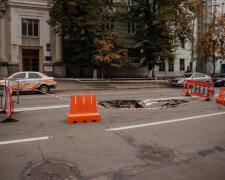 Возле ОП Зеленского асфальтовое покрытие ушло под землю